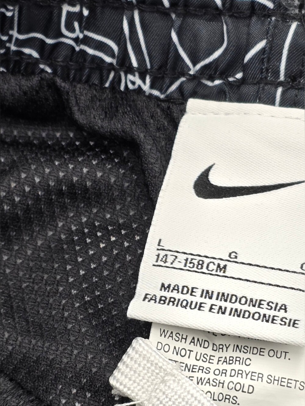 Nike boys' sneaker print volley shorts size L - Picture 3 of 4